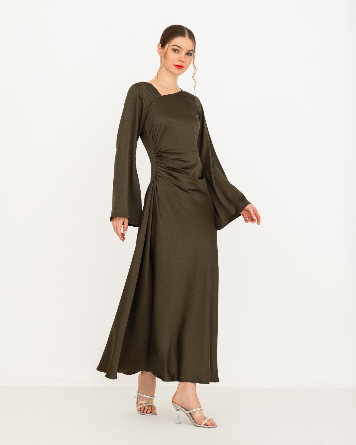 Elegant Jade dress in satin with full-length sleeves and side pleats